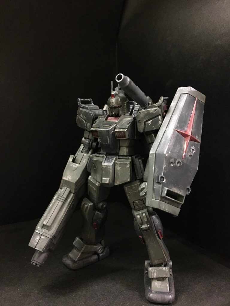 正面
今回は合わせ目消しなどはせず素組みから簡単な改造とディテール追加とリペイントで制作しました😄
本体の使用色は、軍艦色2、ファントムグレー、シャアレッド、ニュートラルグレーを使用。
メインカメラ部分はGXメタルレッドで塗装。
陸戦仕様なので久々にウェザリングマーカー サンドブラウンとシルバーでウェザリングをしました!