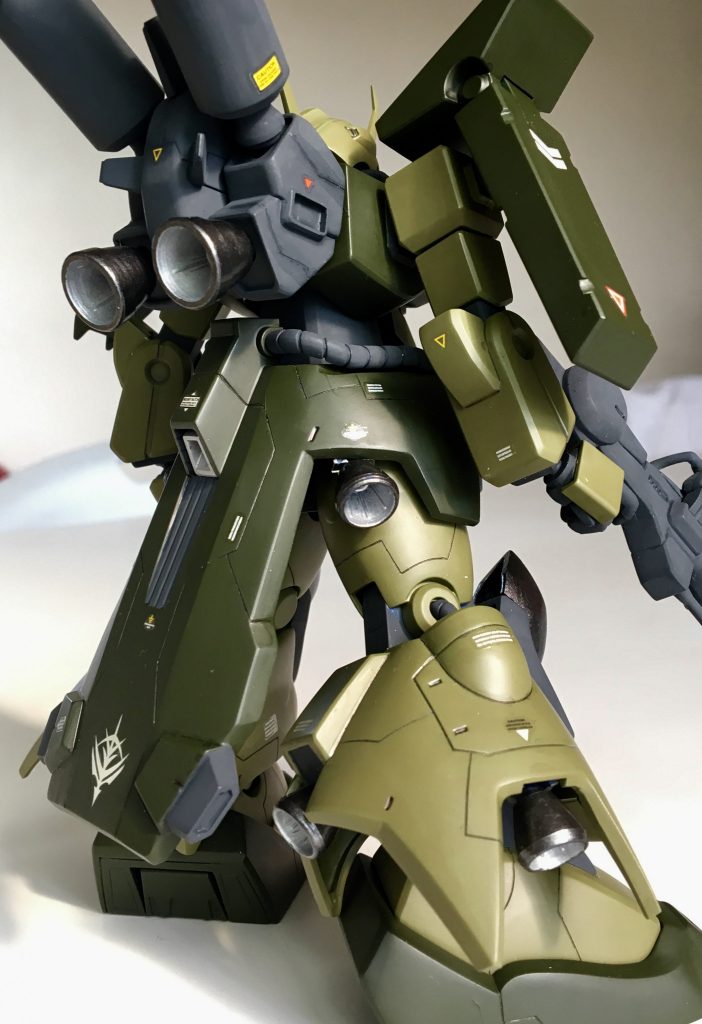 特徴的なリアアーマーには、やっぱジオンマーク貼りたくなります。