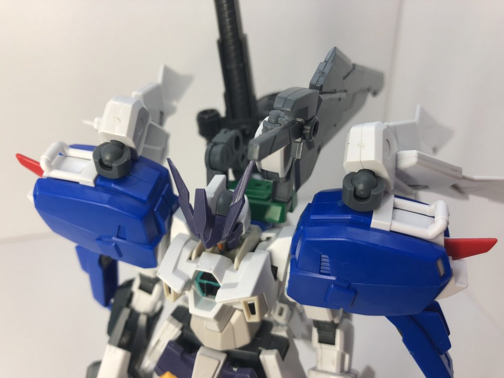 肩の羽根をボールジョイントにして可動可能に