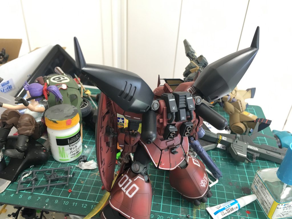 タミヤエナメルの黒にジャーマングレーをちょびっと足してエアブラシ 塗装しました。