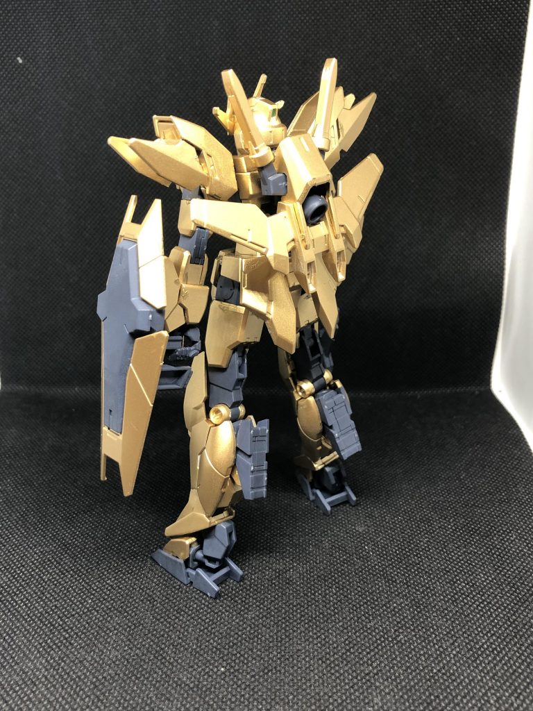 アースリィも後ろからパシャリ。コアの膝より下がアースリィの脚関節になるっていう構造は実際組んで思わず驚嘆の声が漏れました...あとは羽根パーツが地味にお気に入りです。