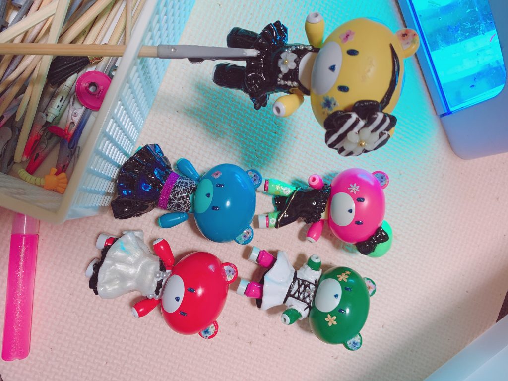 全員揃うとこんな感じ。
実はイエローのおでこに瞬間接着剤が着いちゃって、落とすのが大変でした…(´;ω;`)
なんとか目立たないようになってよかった…!!