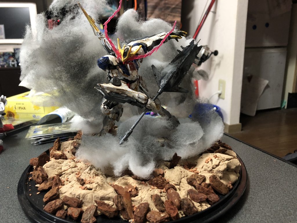 100均の粘土、綿、オボンなどを使用。
綿である煙は、黒のスプレーを吹くことで機体が目立つ。