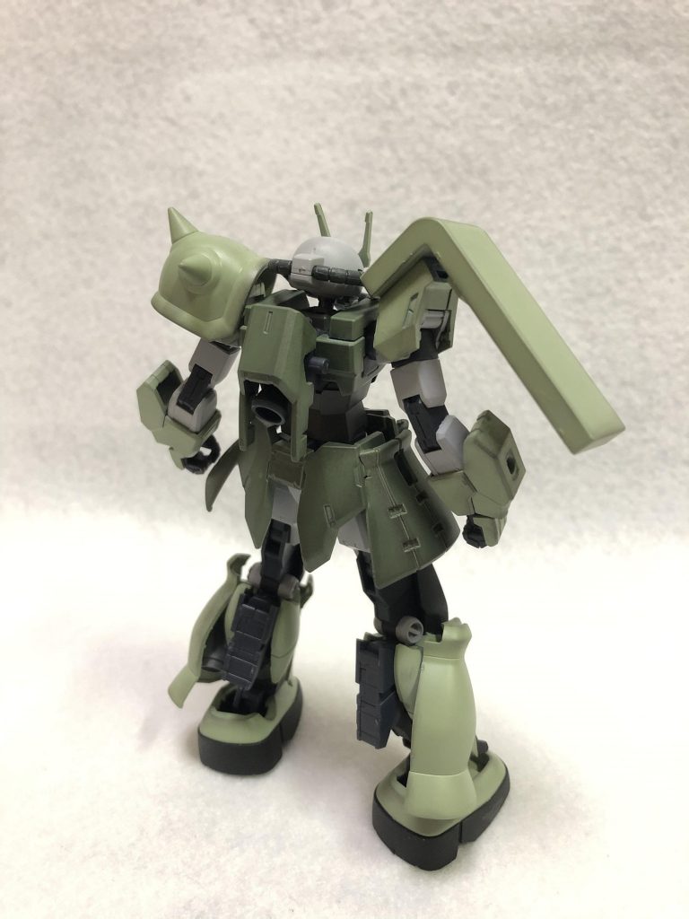 背中はごくシンプルに。脚には追加のブースターが。