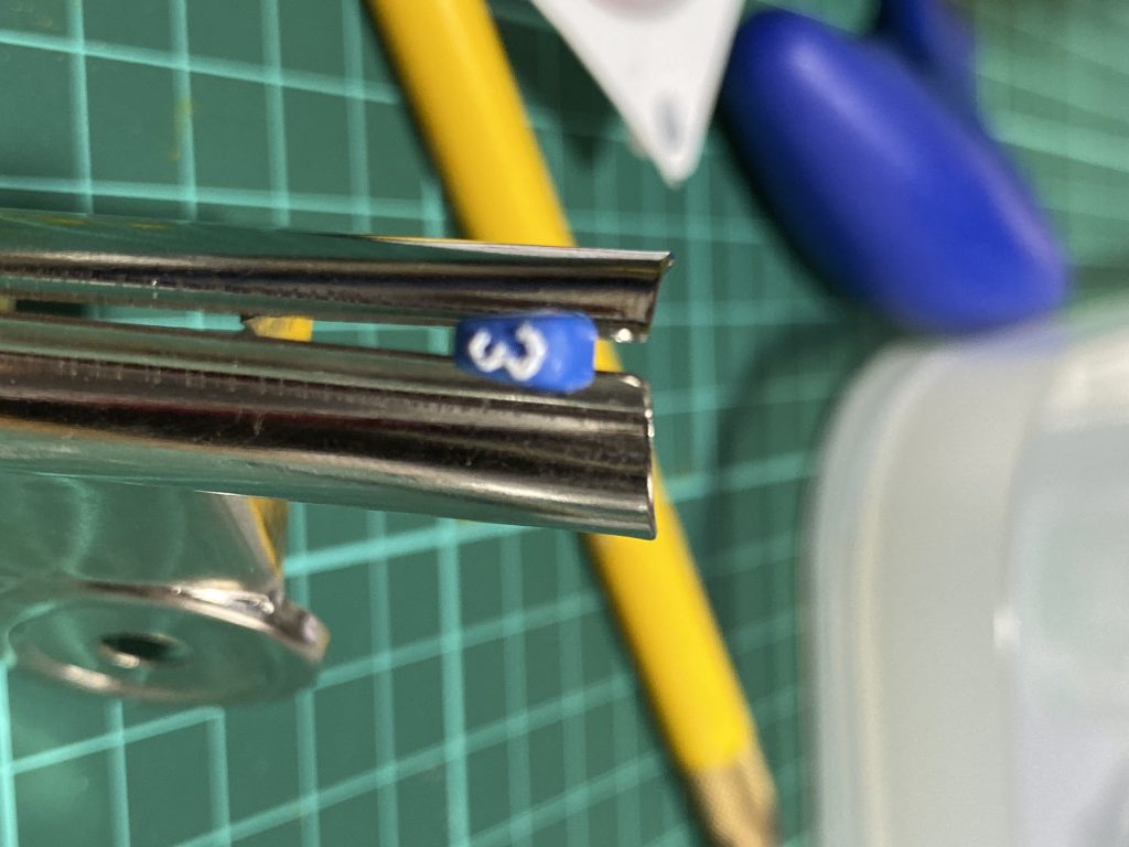 額の３は一度色を塗ってからナイフではみ出たところを削りました