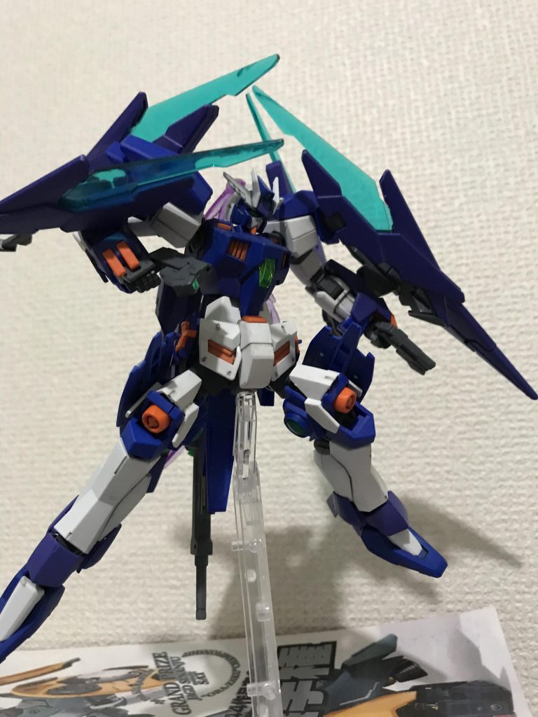 腰部にマウントしているGNビームピストルは主に零距離射撃やミサイル迎撃、牽制など、バルカンの代用として使用する。