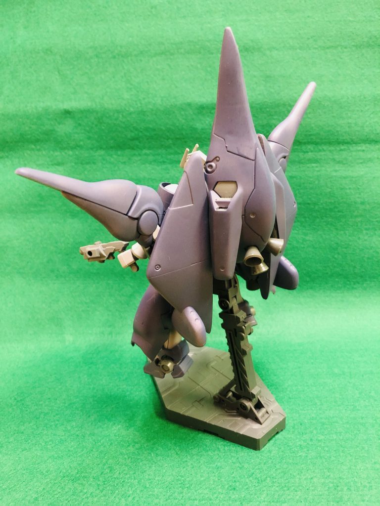 背面。スカイキャンサーはガンダニュウム合金製であり、極めて高い防御力を誇る。しかし極めてコストが高く、量産が見送られた一因となっている。
本体より重いですが、何とかバランスを取れば自立可能です。