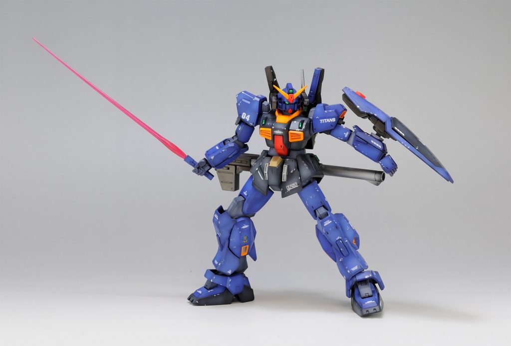 サーベルを構えて。