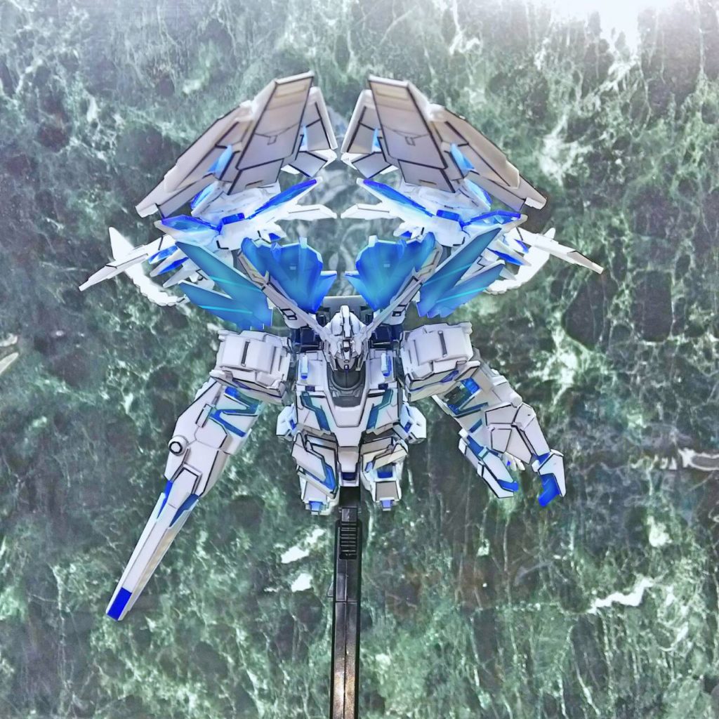 ユニコーンの3番目の兄弟、フェネクスを意識したアームドアーマーの取り付け位置に変更しました。