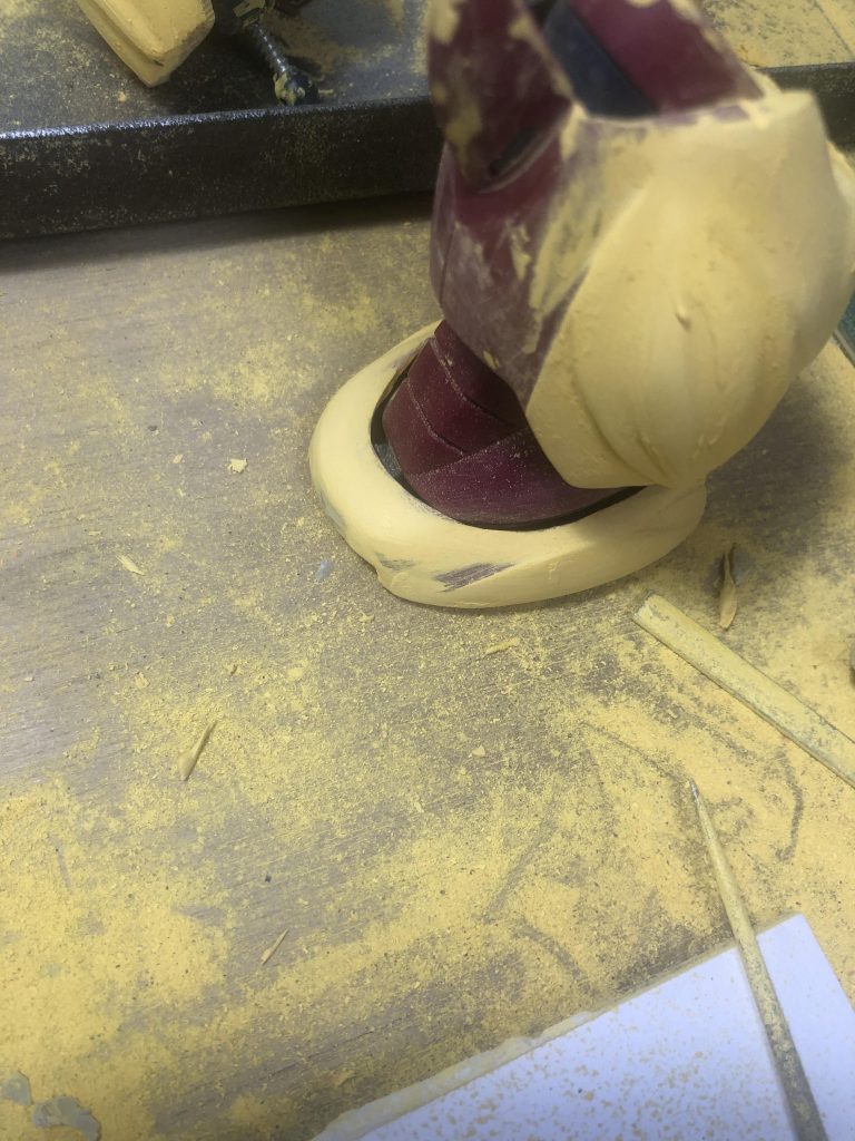 パテで形状をつくってるところです。