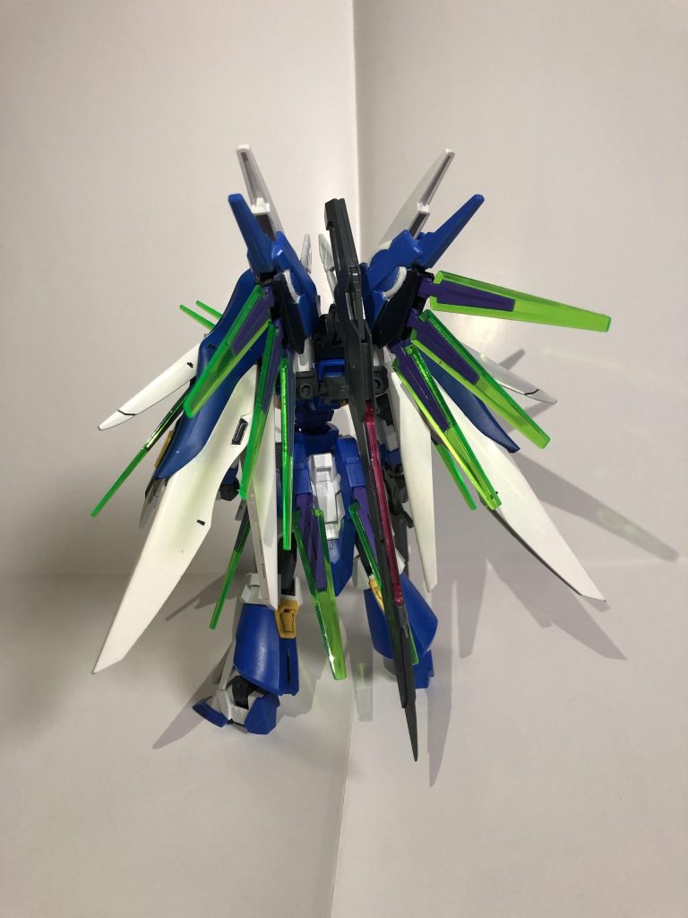 バック
後ろはHi-νをイメージしています。
バスターソードの接続部はイージスの胴体の一部を使っています。