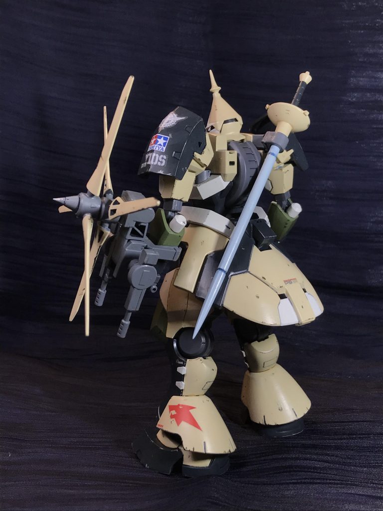 部品取りに買って持て余していた漏影の改造品です。
いつか使おうと思っていたヴァリュアブルポッド付属のギャン頭と余剰になるティルトローターパックのプロペラを消化しました。