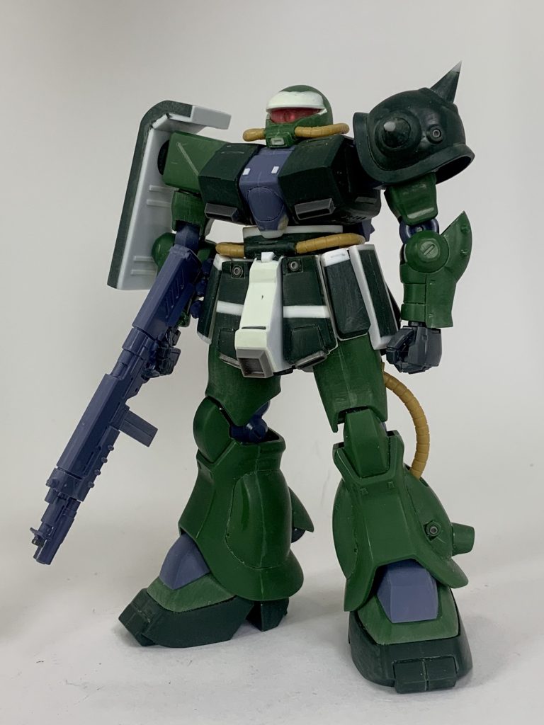 加工はプラ板とエポパテを使用して、頭部と胴体部を中心にイジってます。