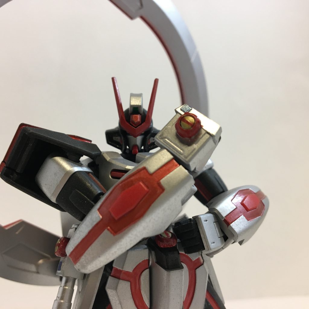 ファイズショットは手首パーツ交換で右腕に装備、腕のアーマーとサイズが合って様になりました。