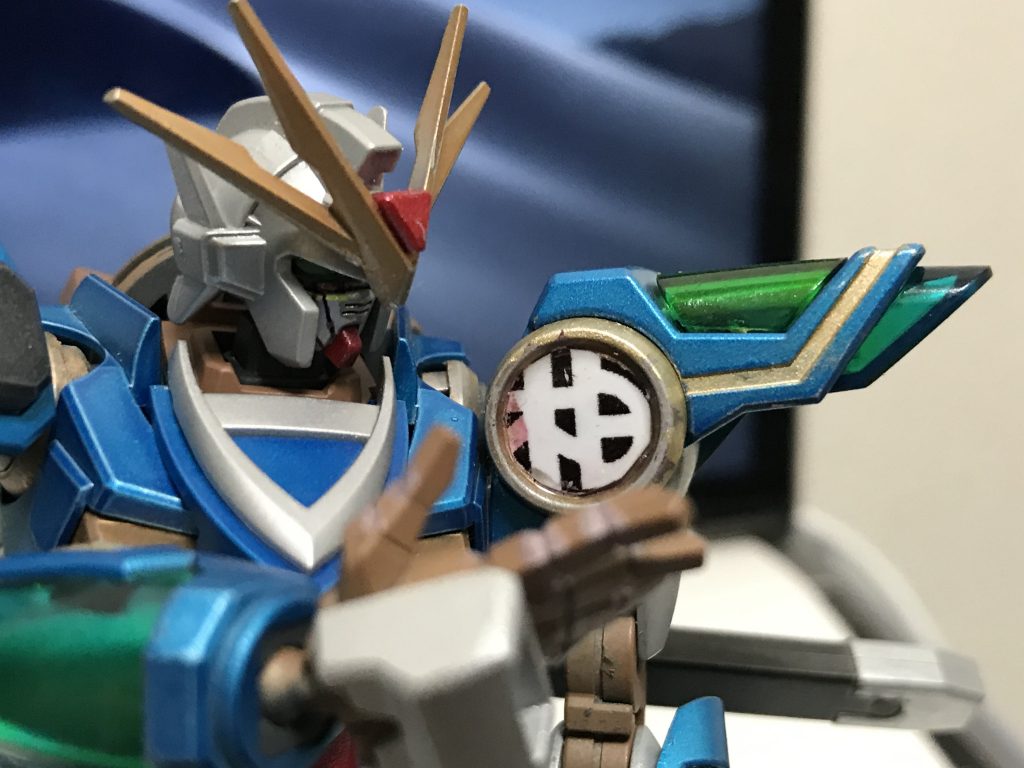 ネタ元はカミキバーニングの神のエンブレムを名前の「柏」に差し替えるコトでした。
実はwordのワードアートで作ったロゴを
ダイソーの印刷できるプラ板に出力してます。
流し込んだレジンが悪かったのか、溶け出して色が変わってしまいました。ちょっとリカバーできなかったです。悔しい。