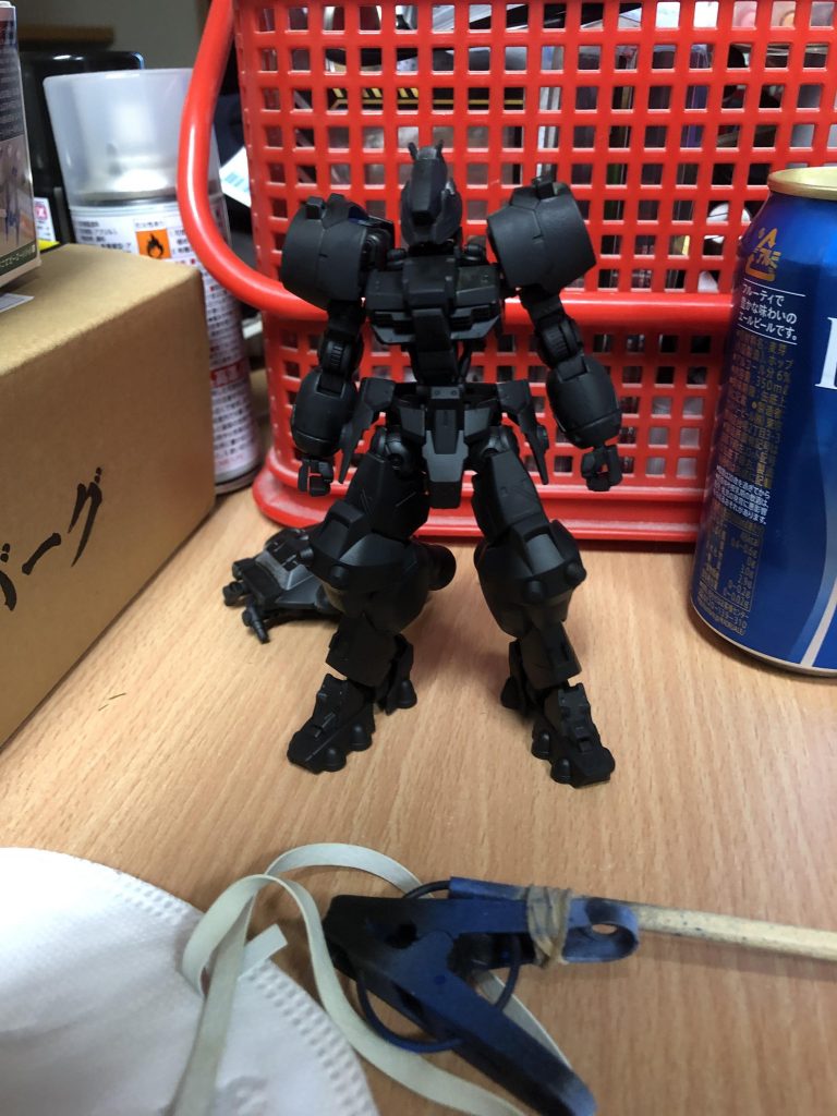 前塗装した時は下地がグレーサフだったで、今回は暗めの緑色を出したかったんで黒サフにして正解でした。下地も大切なんだとここで改めて学びました。