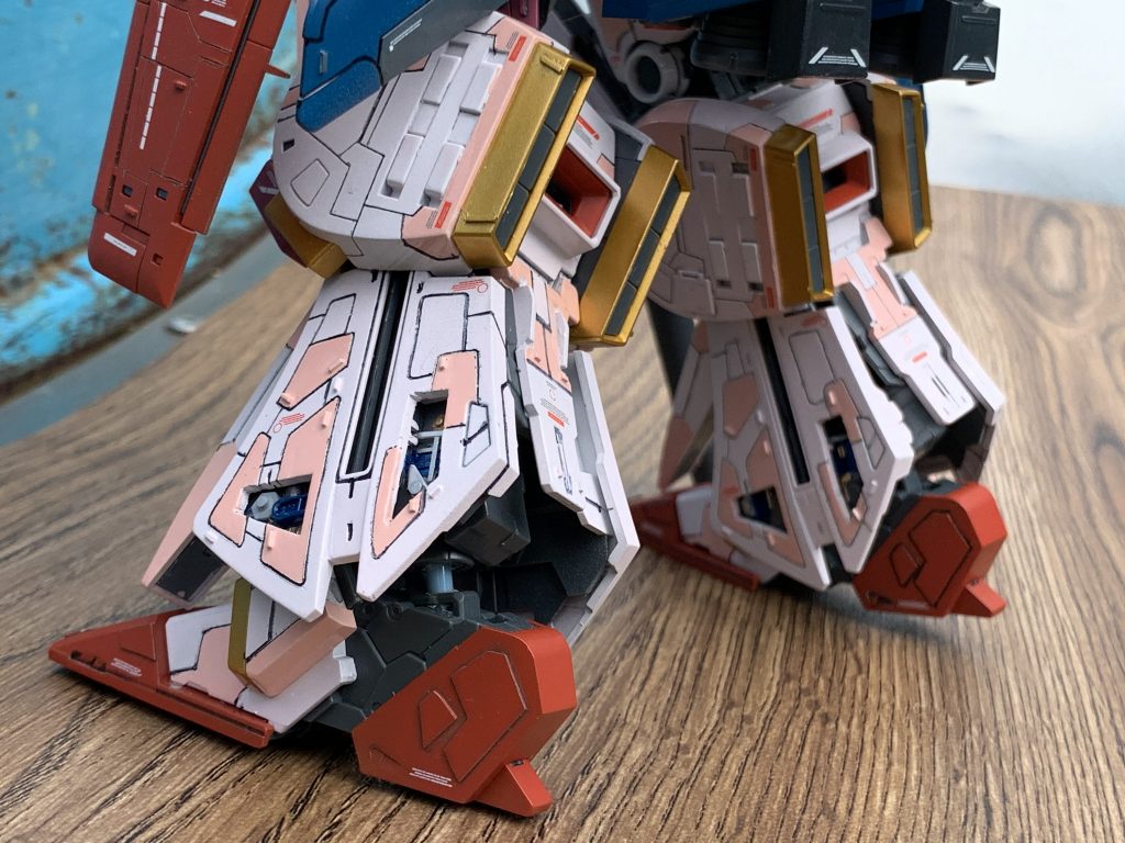 足の穴開けた部分を見て。