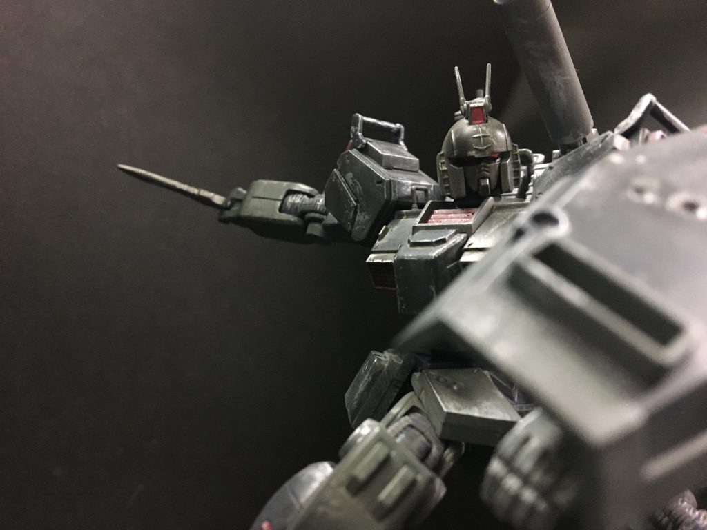 格闘用武装のナイフ
ナイフはアメイジングウェポンバインダーのものを使用。
刃の部分はシルバーで塗装しウェザリングマスターDオイルでウェザリングしてます😄
やっぱ陸戦型にナイフ系って合いますね笑