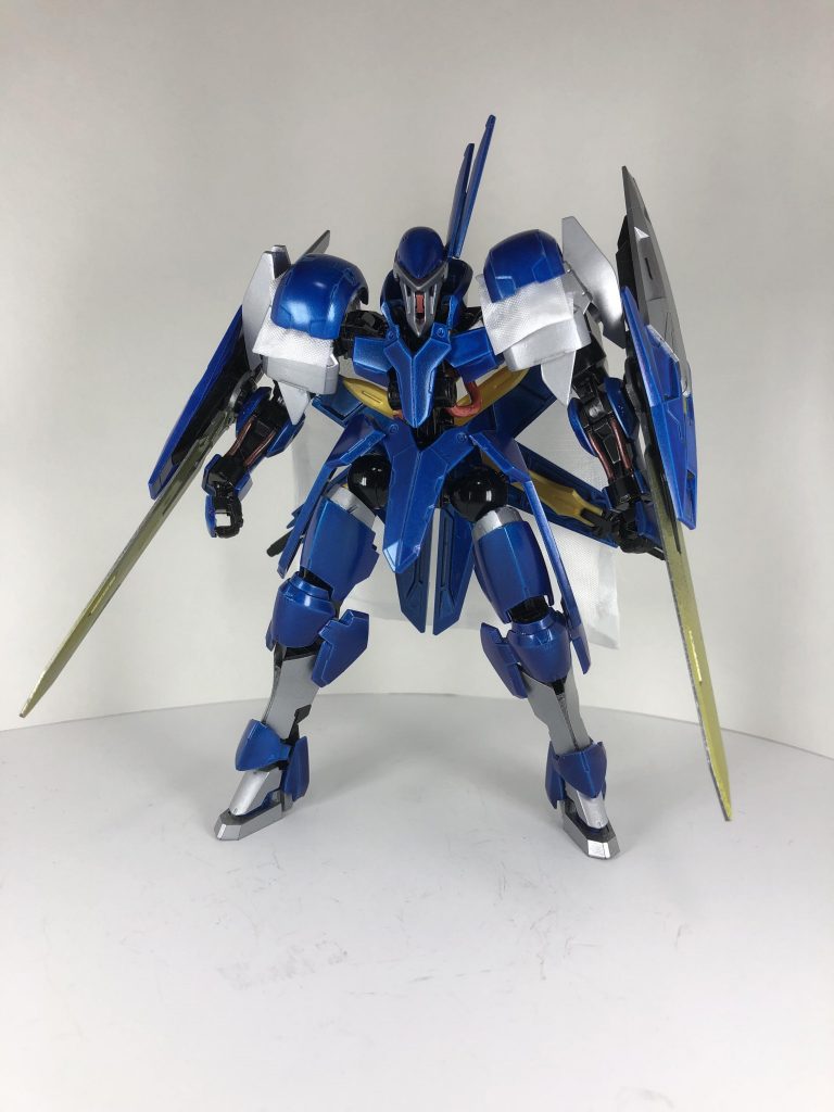 正面。変更点は肩と装備の配置。