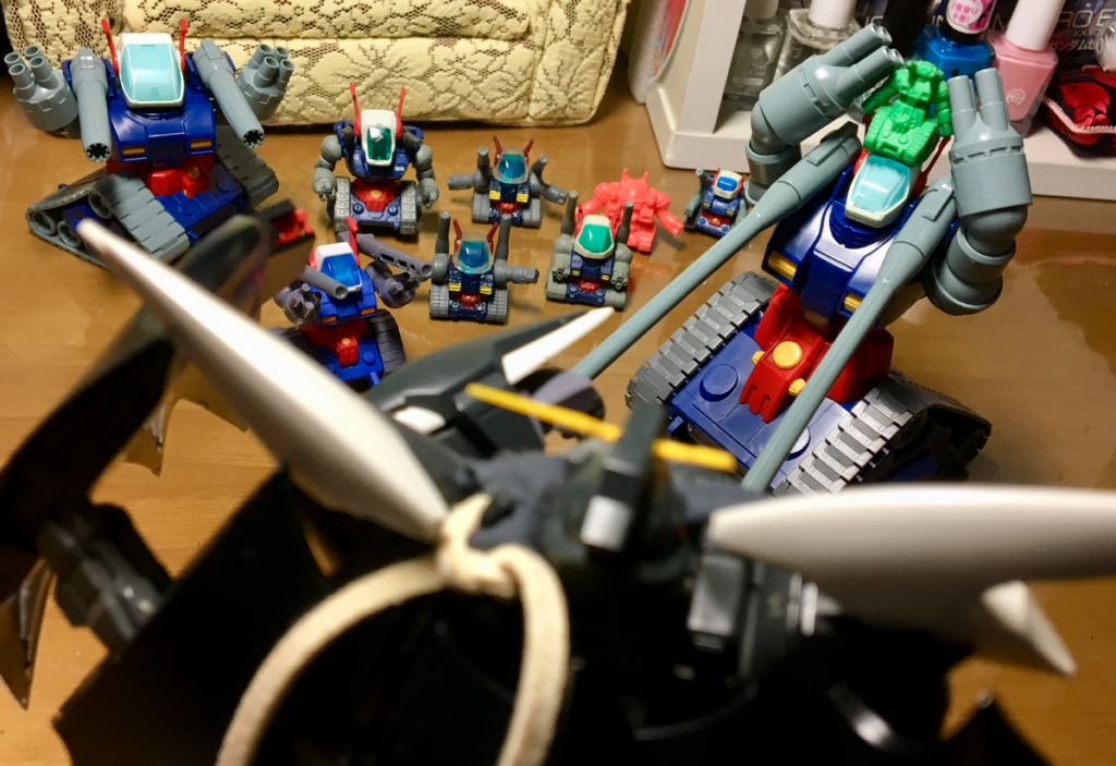 ヘル：多いな、何機いるんだ

タンク：なにしてるの？

ヘル：なにって、おまえらを数えて……ああくそッ、分かんなくなっちまった