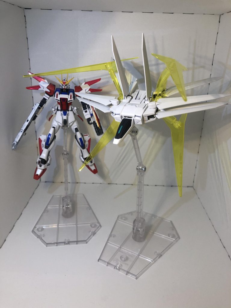 ギャラクシーコスモスにプラフスキーエフェクトは最初からやってみたかったのですが、
ブースターが白単色なので、思ったより地味になっちゃったなって印象です

ビルド系は数多くのガンプラが登場しましたが、
なんだかんだビルドストライクが一番好きですね