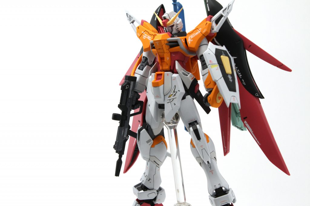 腰を延長した分のスペースを生かして、サイドスカートはメタルビルド風に変更してあります。