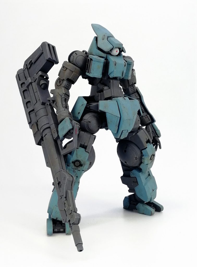 設定
大体火星でロボでモンハン世界。
グリンディローとグルアガッハの二人組は近年頭角を現した気鋭のドラゴンスレイヤーである。
青い本機は後衛のグリンディローの機体であり古参の者たちが好んで使うOwms時代のコアではなく現行パーツのみで構成されている。
宇宙機由来の過剰出力こそ抑えられているが前提としてより最適化されたコアであり、運動性能、反応速度を始めとする総合的な性能は当然の如く旧式に劣るものではない。
それを証明する新しい時代の寵児が彼らである。
後衛に徹しており武装は大型のニードルガンのみ。
ちなみに脳以外の全身を機械化している彼らドラゴンスレイヤーにとって性別は選択可能な些細な問題であるが二人とも生来の女性である。