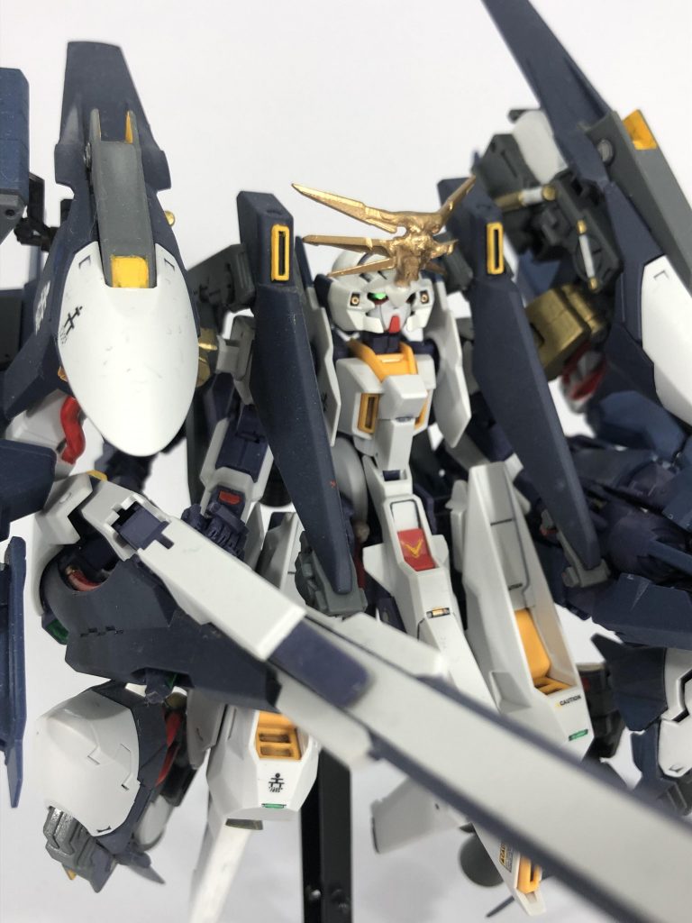 アンテナのサイコブレードとデュアルアイが見える様に顔周りを削っています