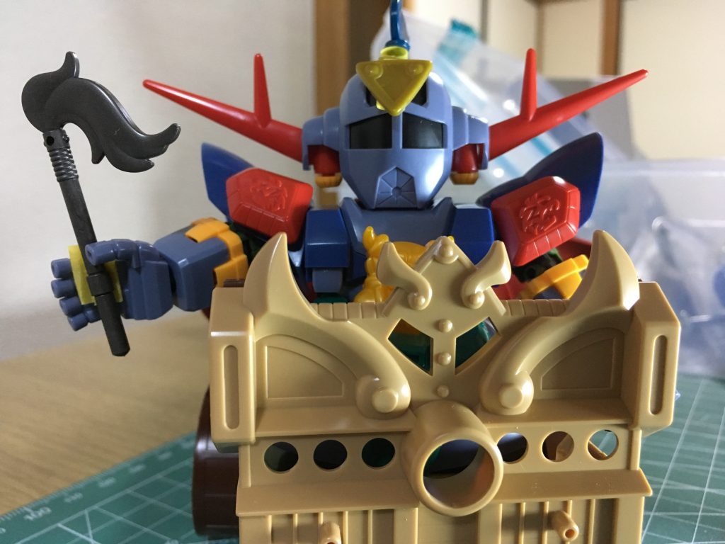 素組みの造型時は「だ、ださい・・・本当にこれで大丈夫なのか」と不安に駆られましたが、メタリック塗装のおかげで何とかなったのかなと思います。
ちなみに額の装甲は、孫臏が脚切り刑に処された際、額に罪人の証として入れ墨を彫られたというエピソードから、入れ墨を隠すために付けているという設定です。
(脚があった頃の再現時のために着脱可能としました。)