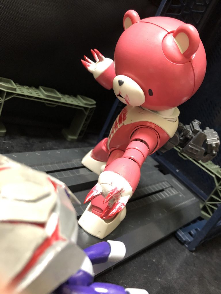 oyz「ぎゃーーー!!」
Mr.BK「室長ーーーーーっ!!Σ(´Д` )」
oyz「いやー失敗失敗っ!そりゃただ近付いたら襲われますよね、凶暴なクマとおんなじ様なモノですから。」
Mr.BK「え?オマエ何言ってんの?」
oyz「ガンプラ嫌いなんだから、他のMSあてがって、襲ってる最中にこっそり背中から近づかないとっ!」
Mr.BK「何その狂気設定。コレ、マスコットコンテストだよね?」
oyz「と、いう事で、ジムさんを用意しましたー!ベアッガイ対ジム!鉄板ですよね?」
Mr.BK「そうだっけ?」
oyz「じゃあ作戦にいってみましょうか!」
Mr.BK「コクピットに載るのに作戦が必要って...。」