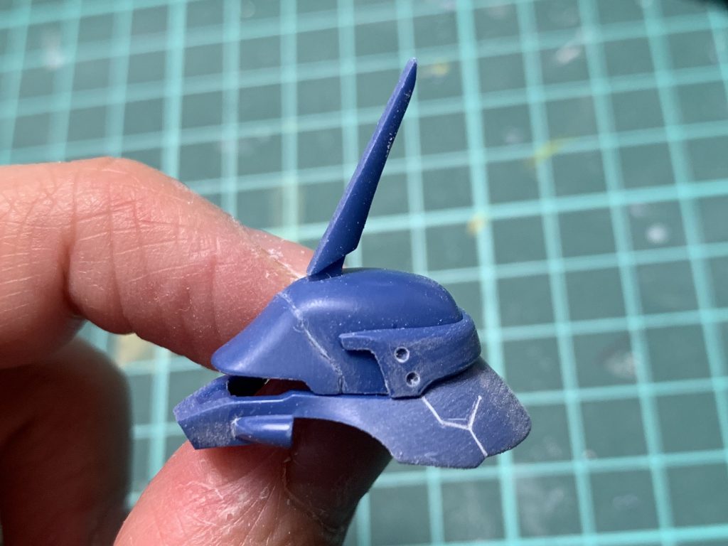 スジ彫りと、ピンバイスを使いディテールアップもしています。