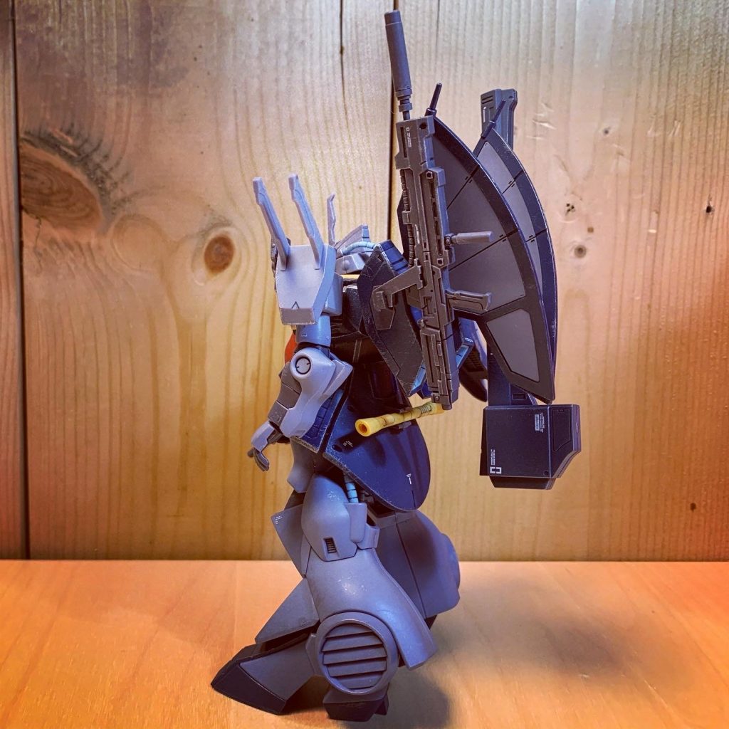 このライフルカッコいいねぇ。ジェガンのライフルのマガジンと共通のデザインになってるんだね。なんというオサレさん。