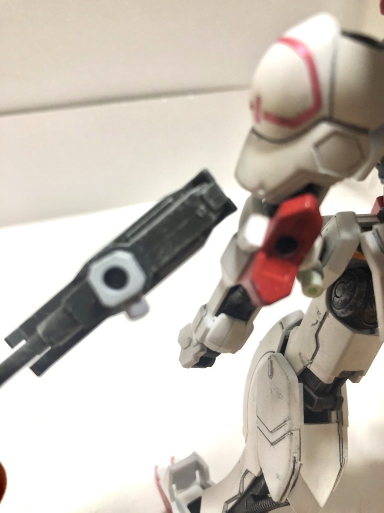 工程というか余談。腕部へのパーツ装着は一時期配布されていたガンプラのカスタムパーツについていた接続用のパーツを使用しました。バルバトスは腕のパーツがかなり独特なので、何か装着する際はこういった接続用のパーツ必須となっております