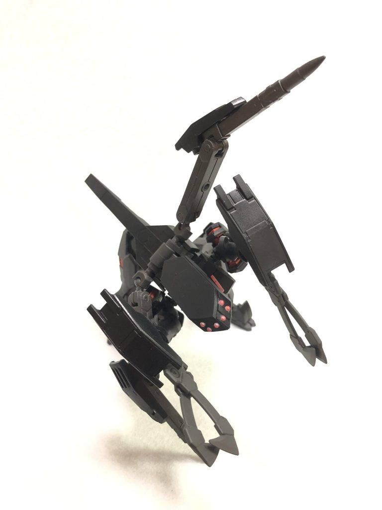 夜間、予想外の方向から高速で襲い来る異形の機体。残火のような赤い光の尾だけが見えた……。