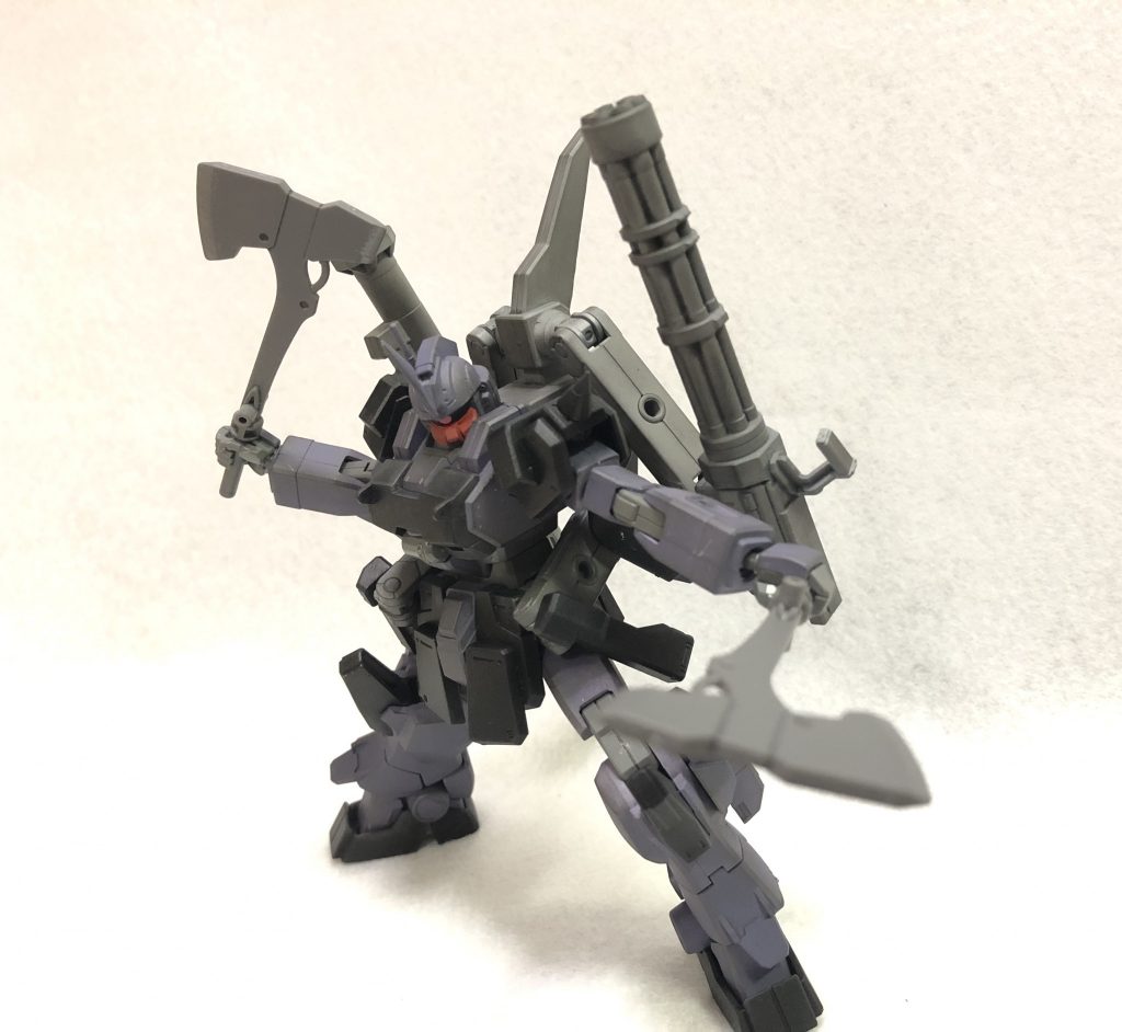 ヒートホークは加熱による損耗を低減、質量を増大させ、叩き割る事に特化した試作型、という設定でグレイズの物を装備。