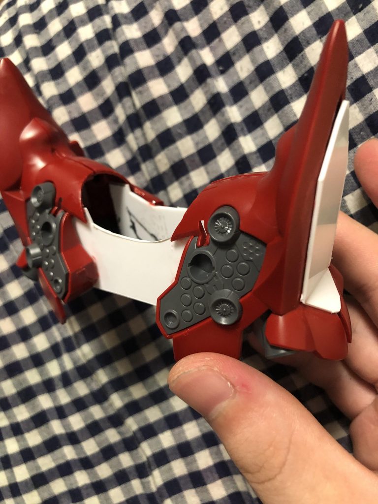 ネオジオング各箇所を切り刻み、プラ板とパテで成形してみました。画像はプラ板時点のものです。