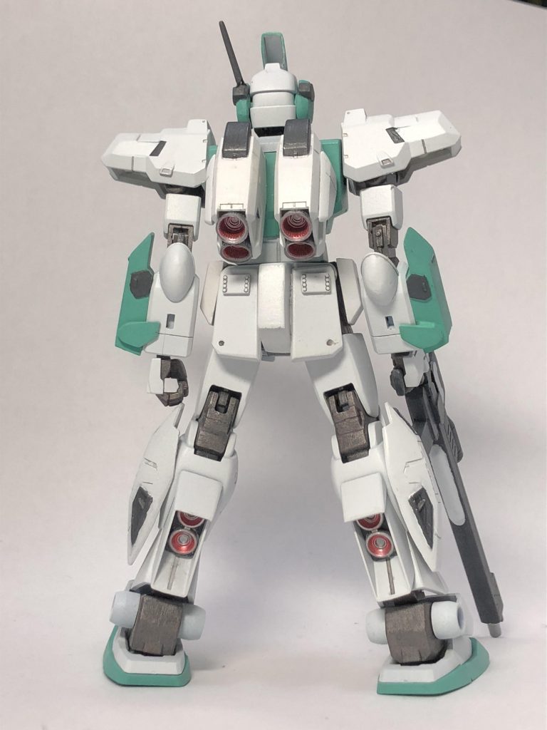 後ろから。

 スラスター類はシルバーで内部にメタリックレッドを置くことでワンポイントにしています。 


 脚部側面にはワグテイルのパーツを接続することで、脛裏のスラスターカバーはプラ板を使うことでジム・ドミナンスっぽくしてあります。