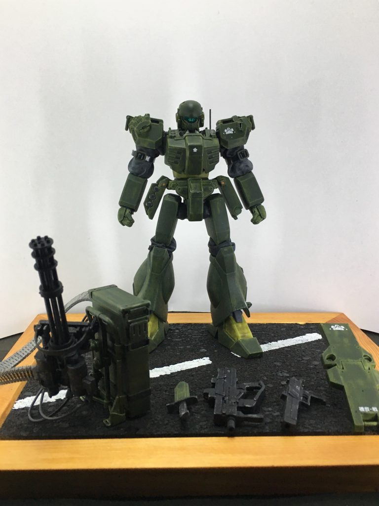 装備はミニガン、アーミーナイフ、サブマシンガン、ハンドガン、シールド、腰にグレネード2種、肩にスモークディスチャージャー