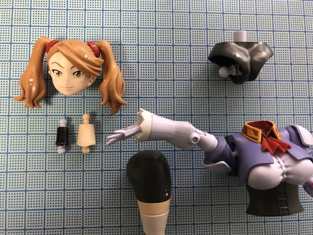 首がそのままだと妙に長いのですが、短くして真鍮線を埋め込むような技術もないワタシに助け船が!
Dランナーの余剰パーツが長さもジョイント部の形状も丁度ピッタリ!いやっほう!
ただし、色が薄紫で、ギャン子にしては細すぎるのが、塗装環境の無い私泣かせです(涙)
黒く塗って誤魔化しました(悲)
あとはスパッツのモールドを消したり、そこら中にハイライト入れたり、
メカ部にドライブラシしています。
好き勝手やりましたが、自分好みのギャン子が出来て大満足です!