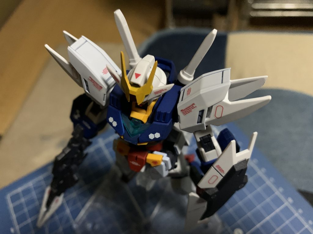 上からのアングルでも情報量を増やすために適度にデカールを貼りました。