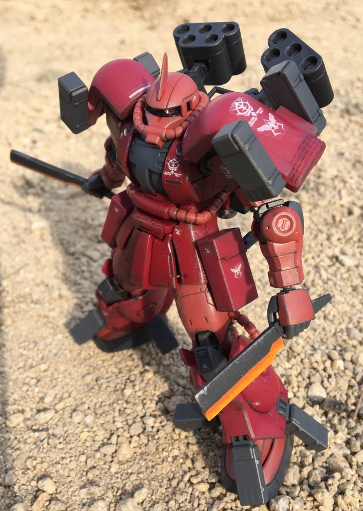 全身のエッジにファレフォによるドライブラシを施し、面も少し撫でてトーンを落としました。
ホルスターは3mmで接続しています。

肩のシールドはオリジン側のボールジョイントを軸になるようにニッパーやナイフ、ヤスリなどで削り、アメイジング側のポリキャップをかぶせ接着する事で解決しています。

モノアイは手芸店で手に入れました。