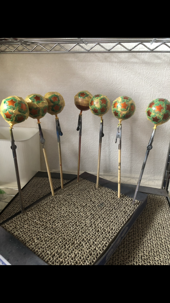 ドラゴンボールは黒下地からスターブライトシルバー、クリアオレンジを重ね吹きし、マスキングののちにクリアレッドで塗装しています。そこからクリアを3層ほど吹いてコンパウンドの磨き塗装に入りました。