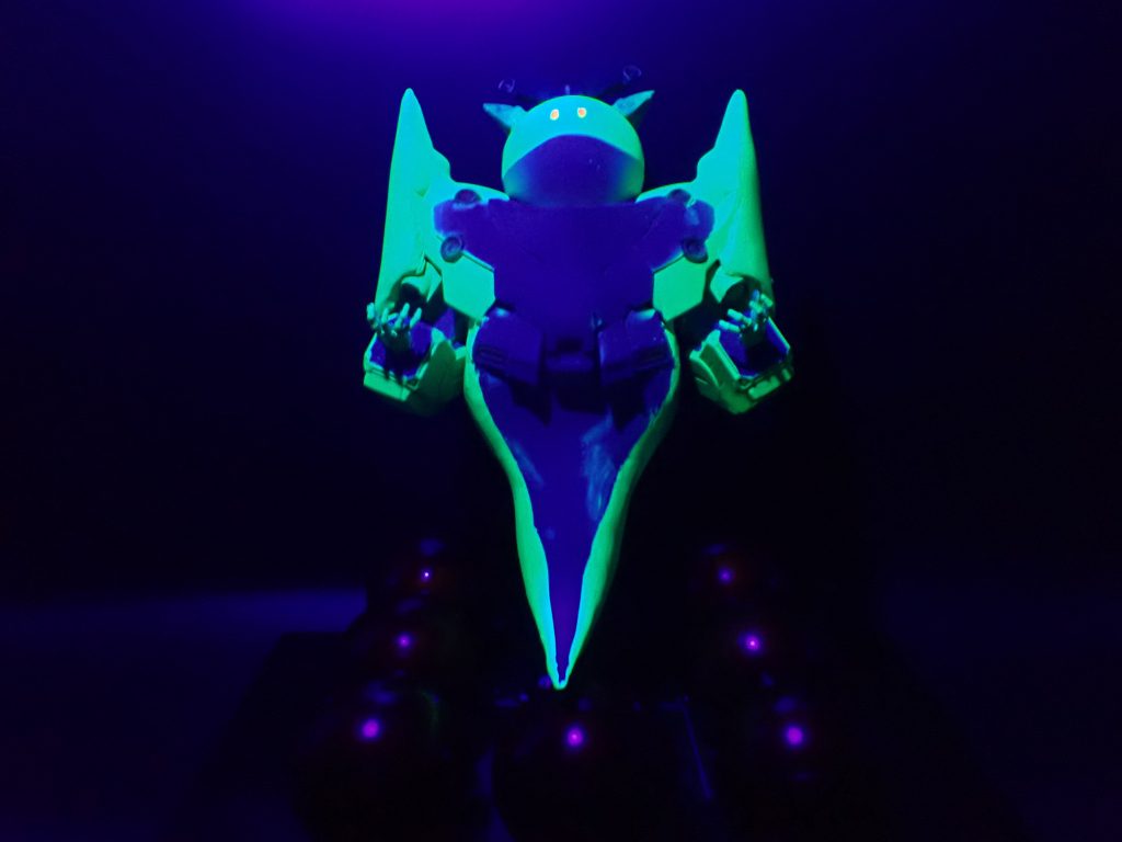 ブラックライトで光ります。茶色の部分も黄色の蓄光塗料で塗ろうか迷ったのですが、あえて塗らずにシルエットにしてみました。