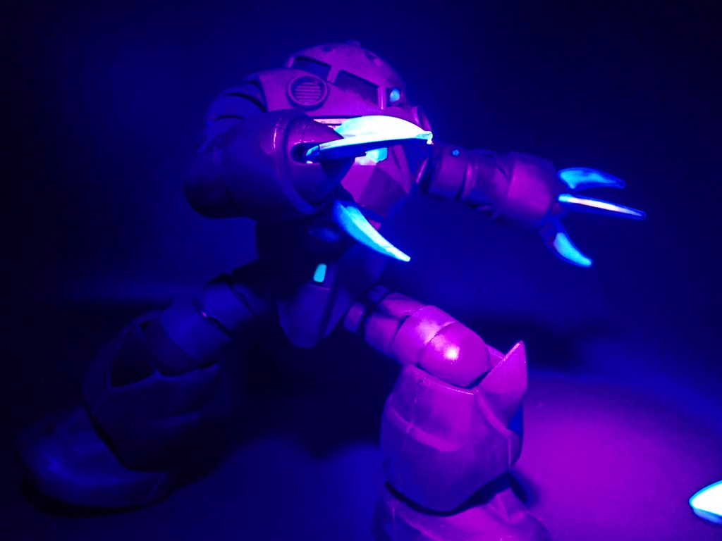 モノアイ、グリーンに塗装した部分、両手のクローがブラックライトで光ります。