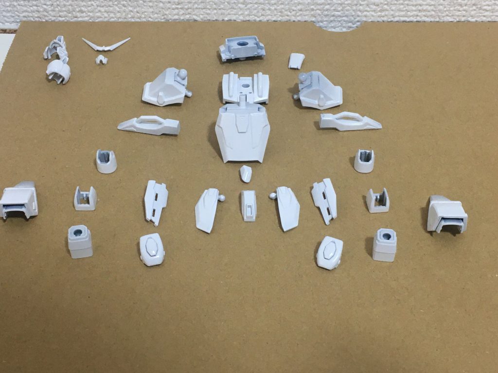 白いところがひとつでもあるパーツは先に白を吹き、半光沢を吹いたあとにマスキングして青を吹きました
ですがマスキングが甘く、リタッチせざるを得ない状況に…
しかもリタッチした時の青が少し暗めになってしまい、本来のガンダムアルテミスらしさは消えました