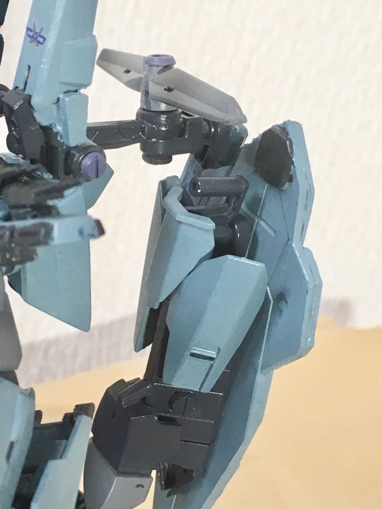 グラハムキャノン発射時はARMD-Lの空母は背部レーダーアンテナ支柱に接続。当初はネオジム磁石を仕込んでいこうとしたら、想定よりも空母が重くなってしまい支えきれず落ちてしまったので、妥協して接続パーツ方式に変更しました。