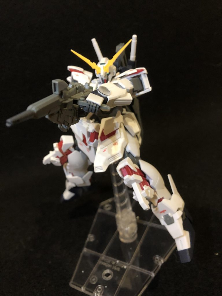 このガンプラのサイコフレーム部分はプラフスキー粒子で出来ている設定です。