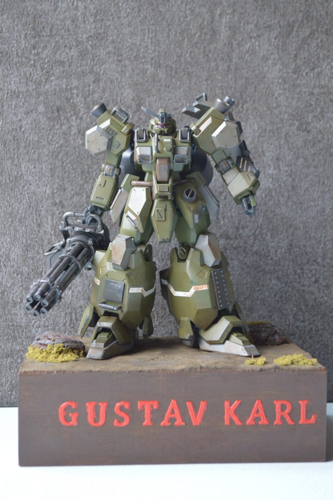 コトブキヤのガトリングを持たせ重厚感をあげました。
あとは肩やら足やらにプレートの様なものを貼っつけてます。