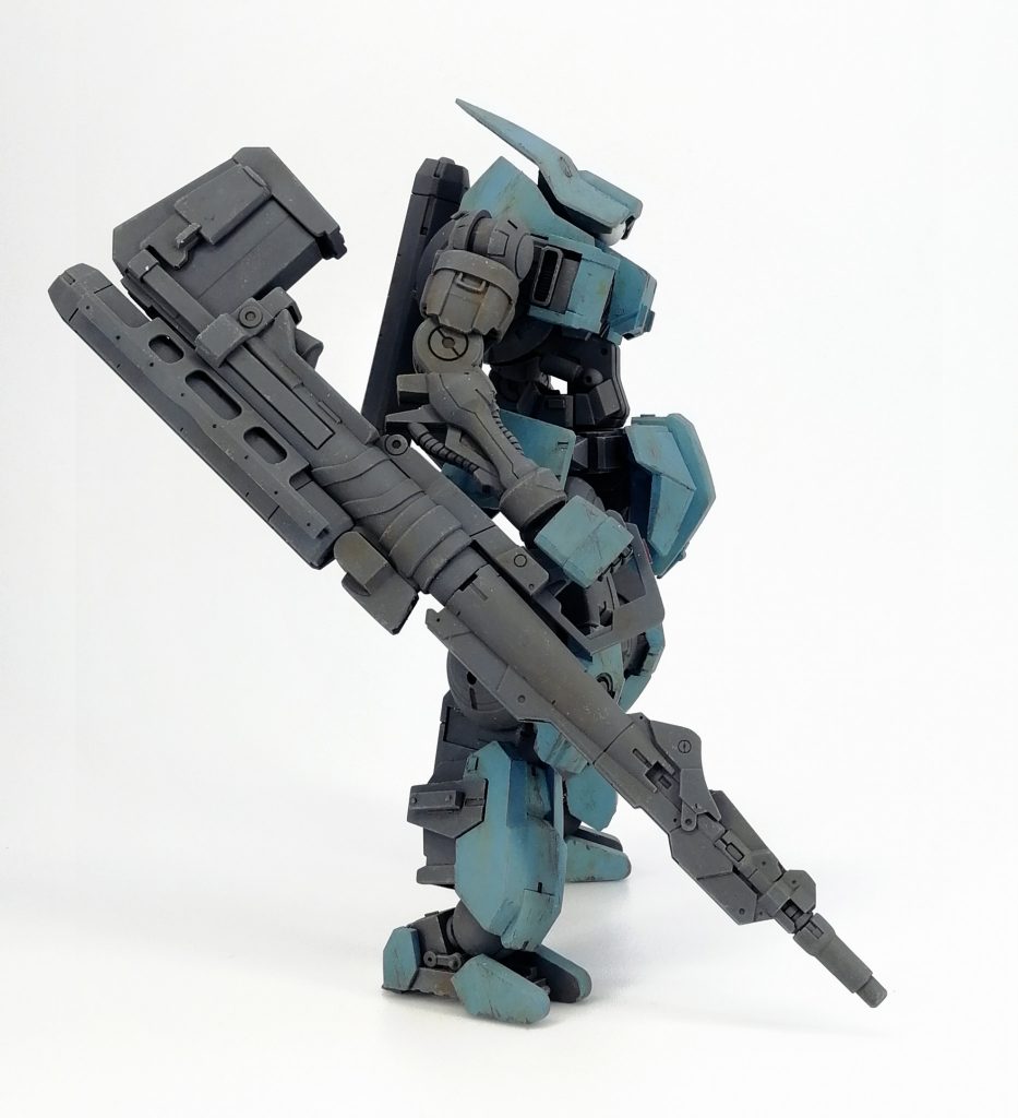 武装は非完全貫通のフレシェット弾で縫い止めて動きを阻害するための大型ニードルガンをイメージ。
弾倉は後方下面の長い筒で後ろの箱はエネルギーパック。
大体ガンダムユニコーンのバズと30MMの武器セット製。