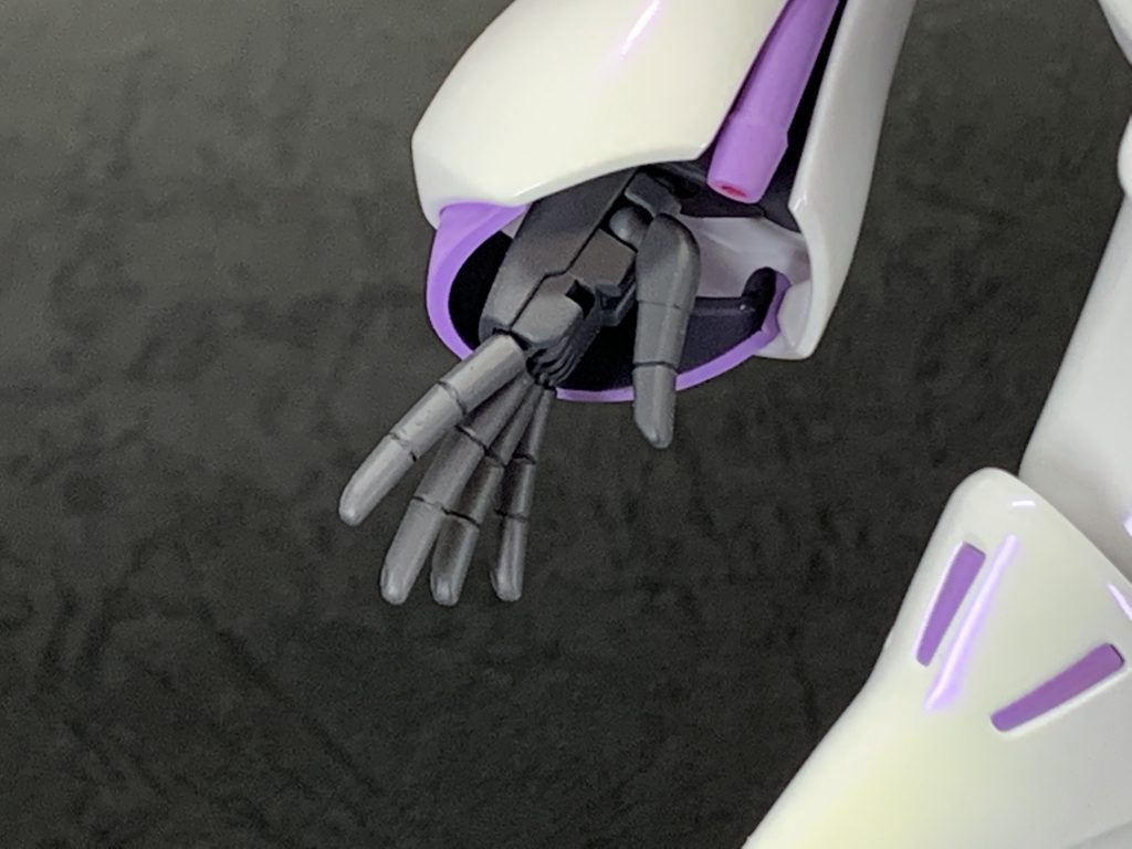 指は独立して動くように切断。